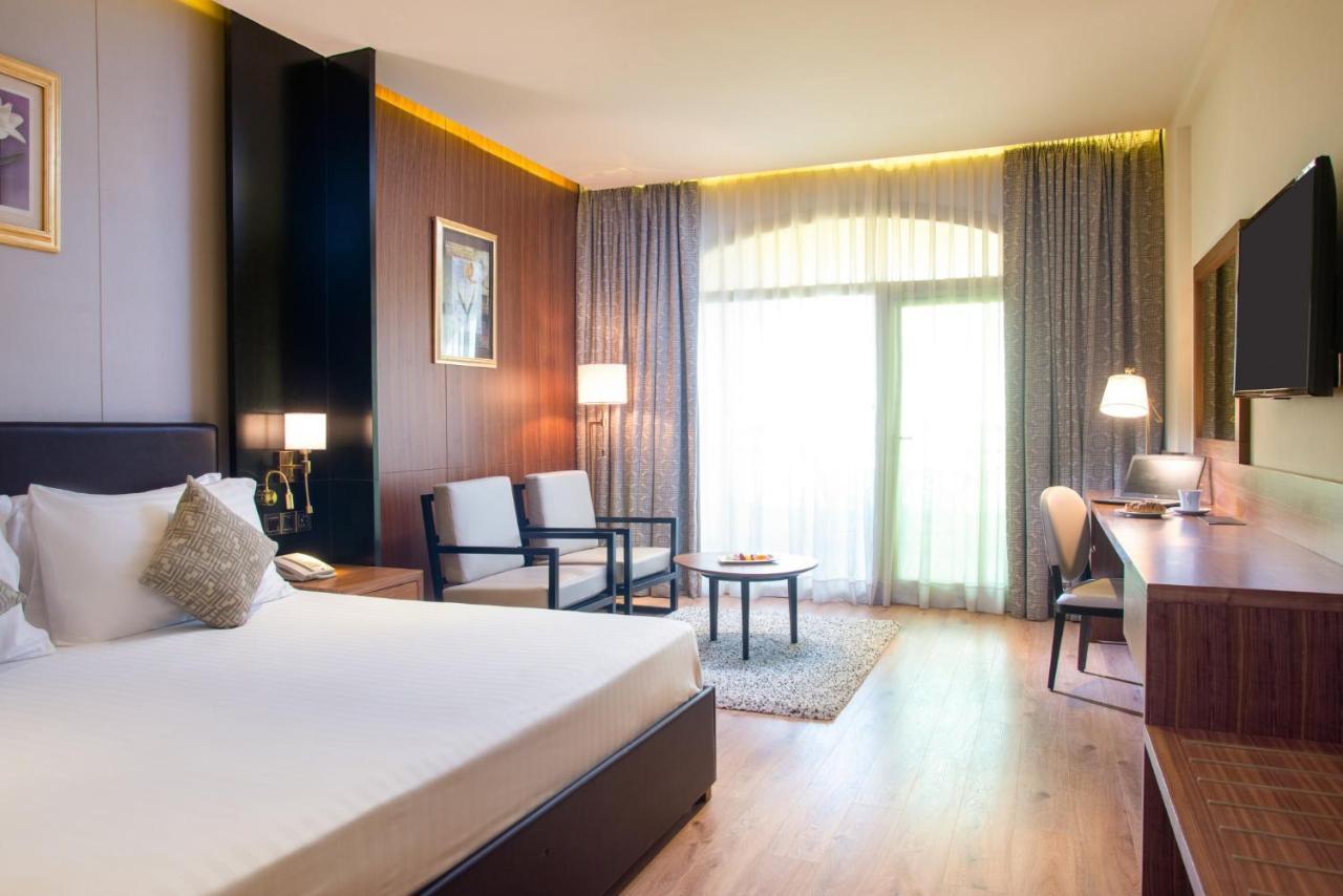 Mövenpick Hotel Cairo - Media City Giza Exteriör bild A room at the hotel