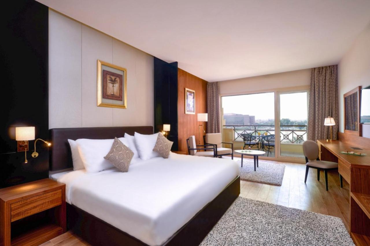 Mövenpick Hotel Cairo - Media City Giza Exteriör bild A room at the hotel