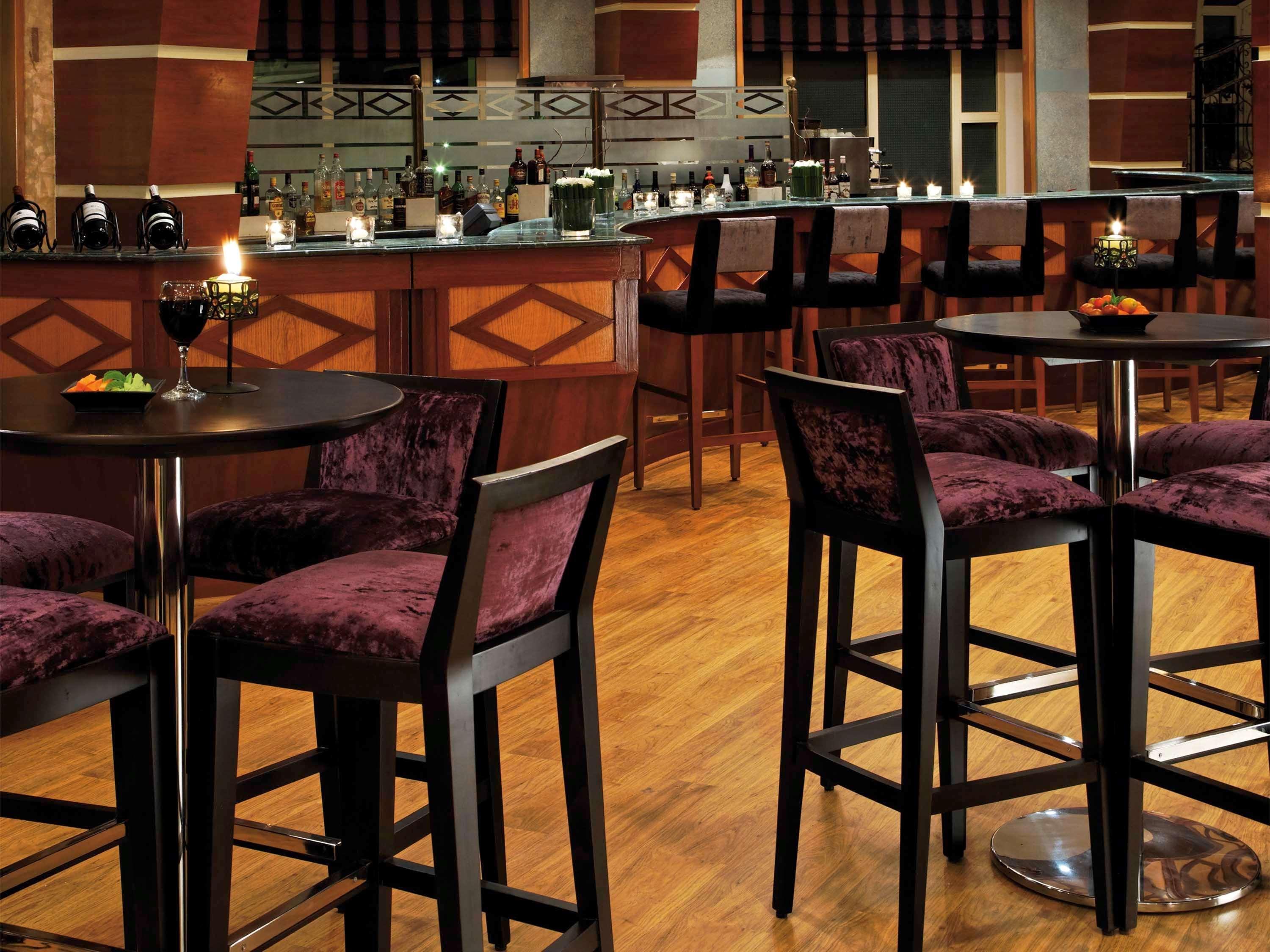 Mövenpick Hotel Cairo - Media City Giza Exteriör bild The bar at the hotel