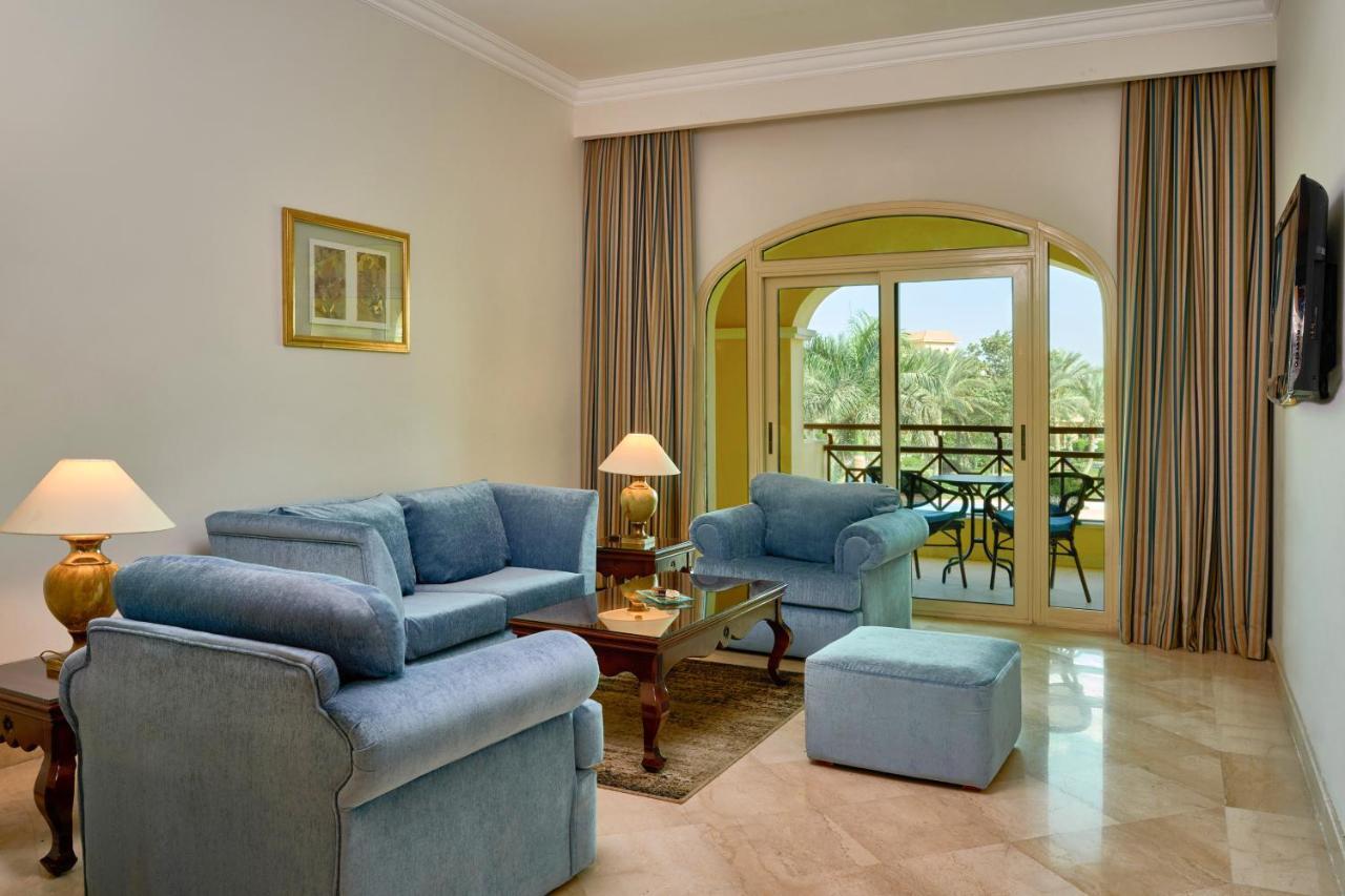 Mövenpick Hotel Cairo - Media City Giza Exteriör bild Living room