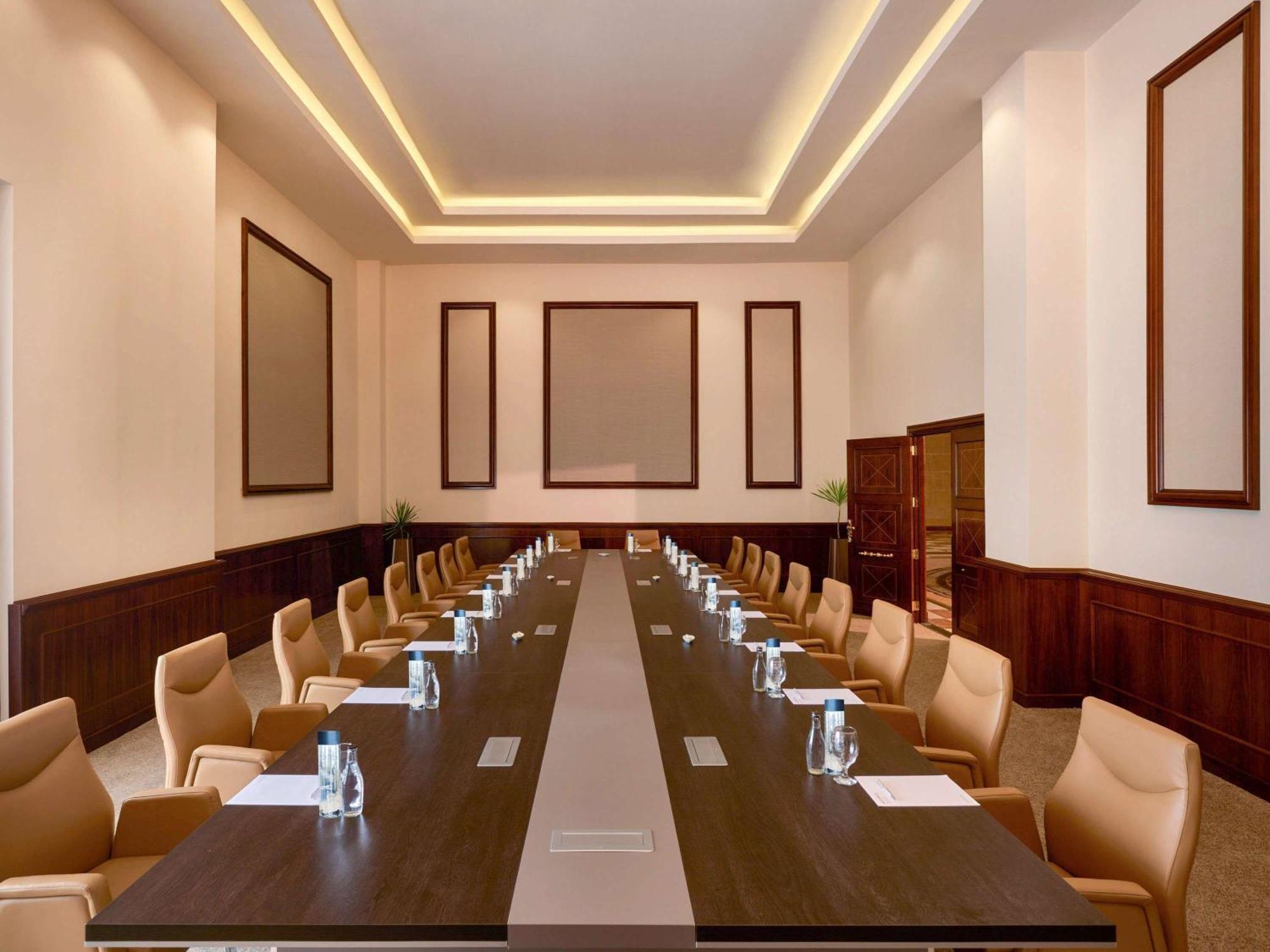 Mövenpick Hotel Cairo - Media City Giza Exteriör bild Boardroom