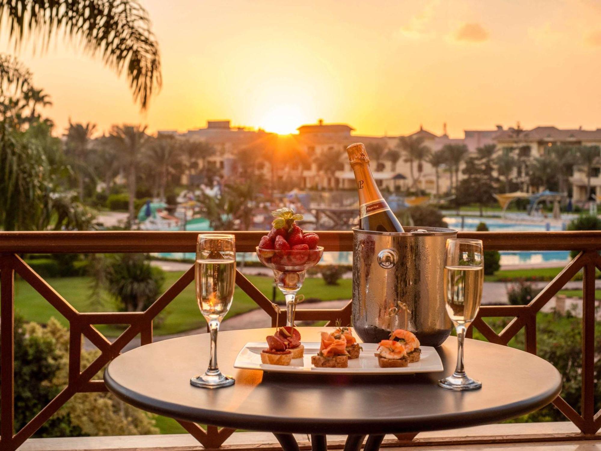 Mövenpick Hotel Cairo - Media City Giza Exteriör bild Sunset at the resort
