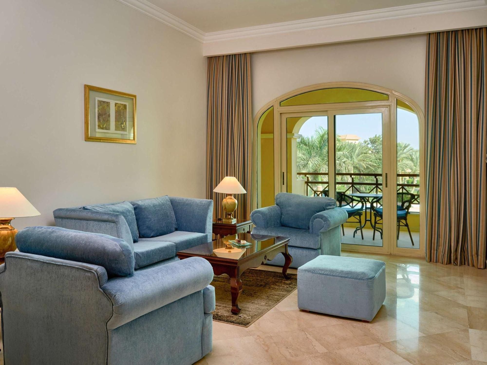Mövenpick Hotel Cairo - Media City Giza Exteriör bild Living room
