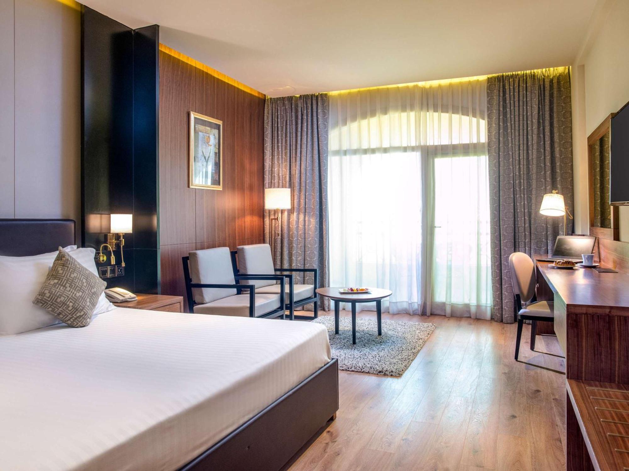 Mövenpick Hotel Cairo - Media City Giza Exteriör bild A room at the hotel