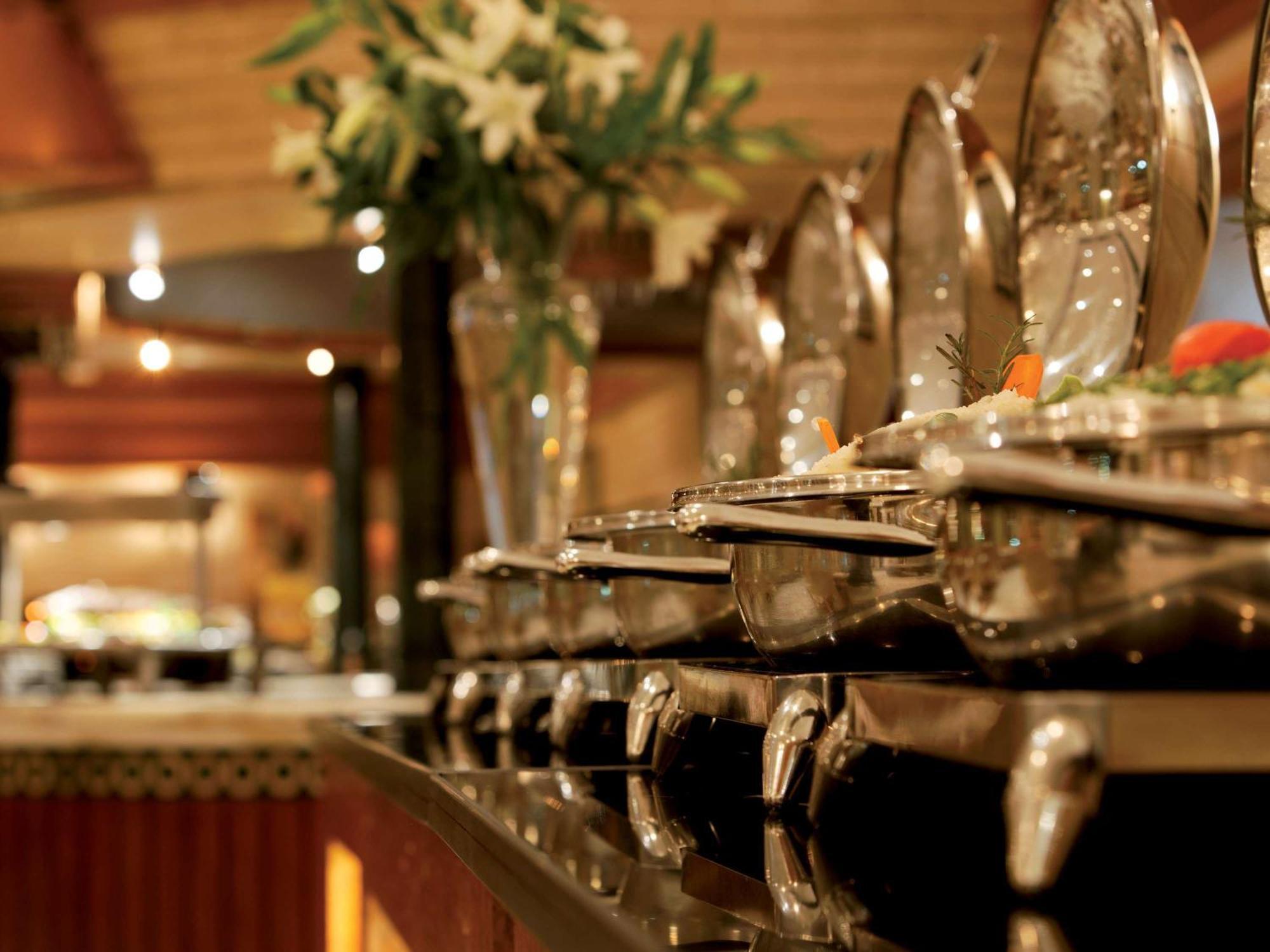 Mövenpick Hotel Cairo - Media City Giza Exteriör bild A buffet at a hotel
