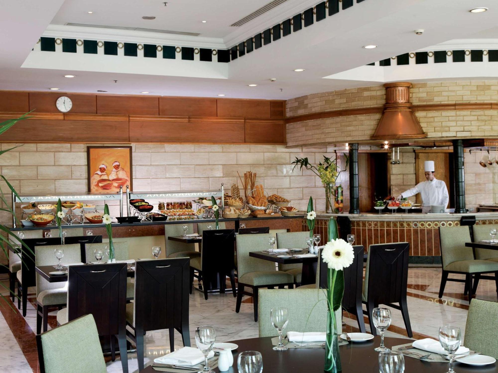 Mövenpick Hotel Cairo - Media City Giza Exteriör bild The restaurant