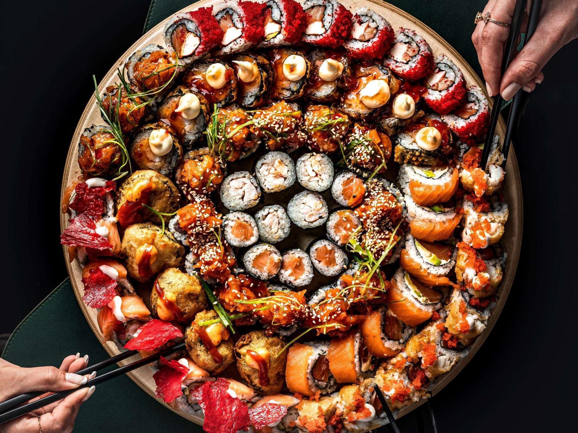 Mövenpick Hotel Cairo - Media City Giza Exteriör bild Sushi pizza