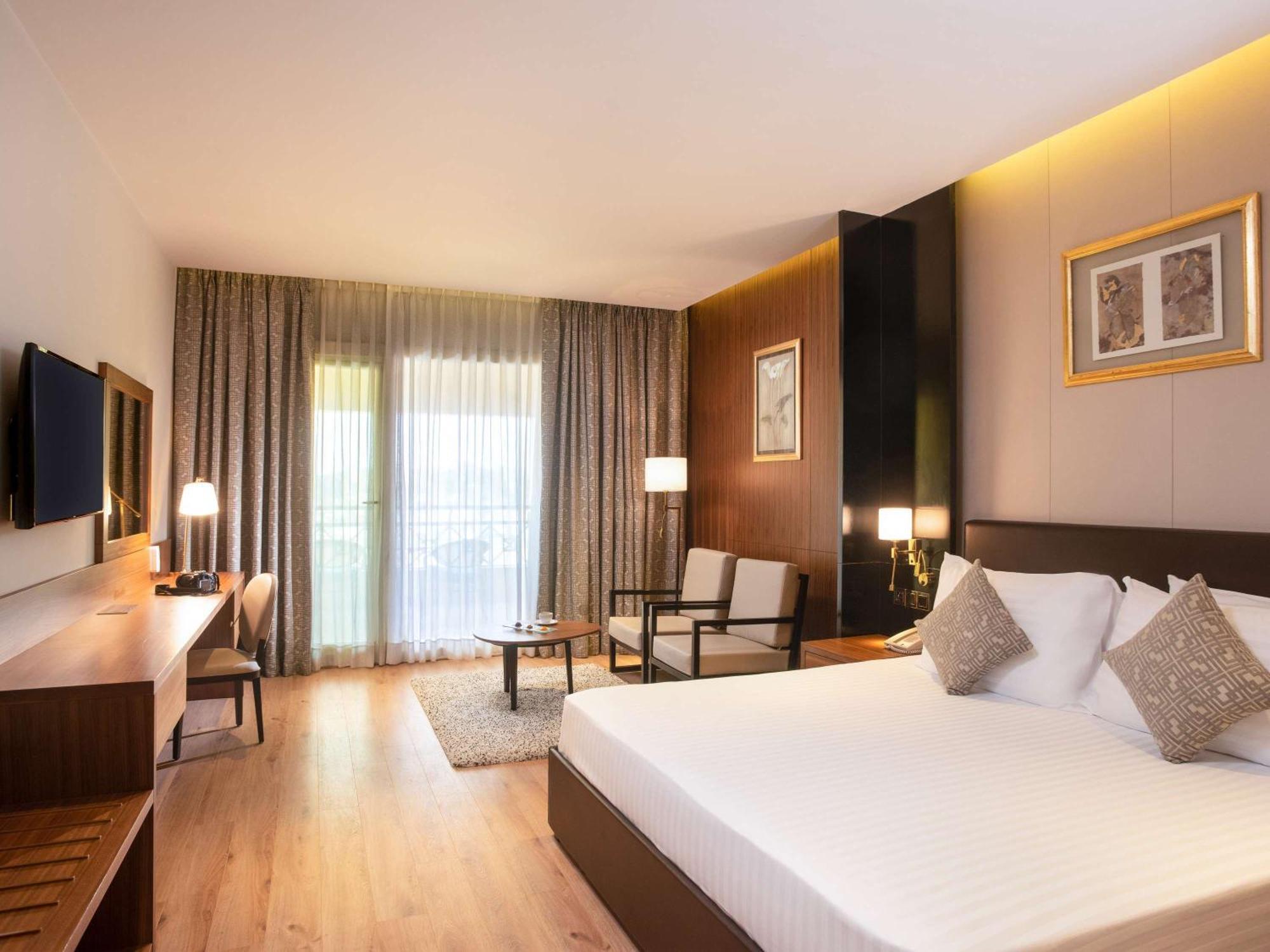 Mövenpick Hotel Cairo - Media City Giza Exteriör bild A room at the hotel