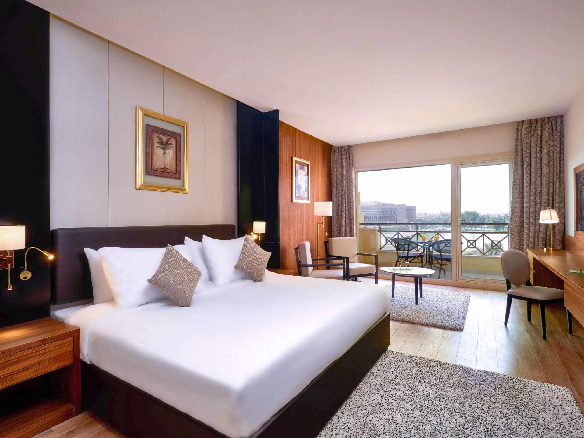 Mövenpick Hotel Cairo - Media City Giza Exteriör bild A room at the hotel