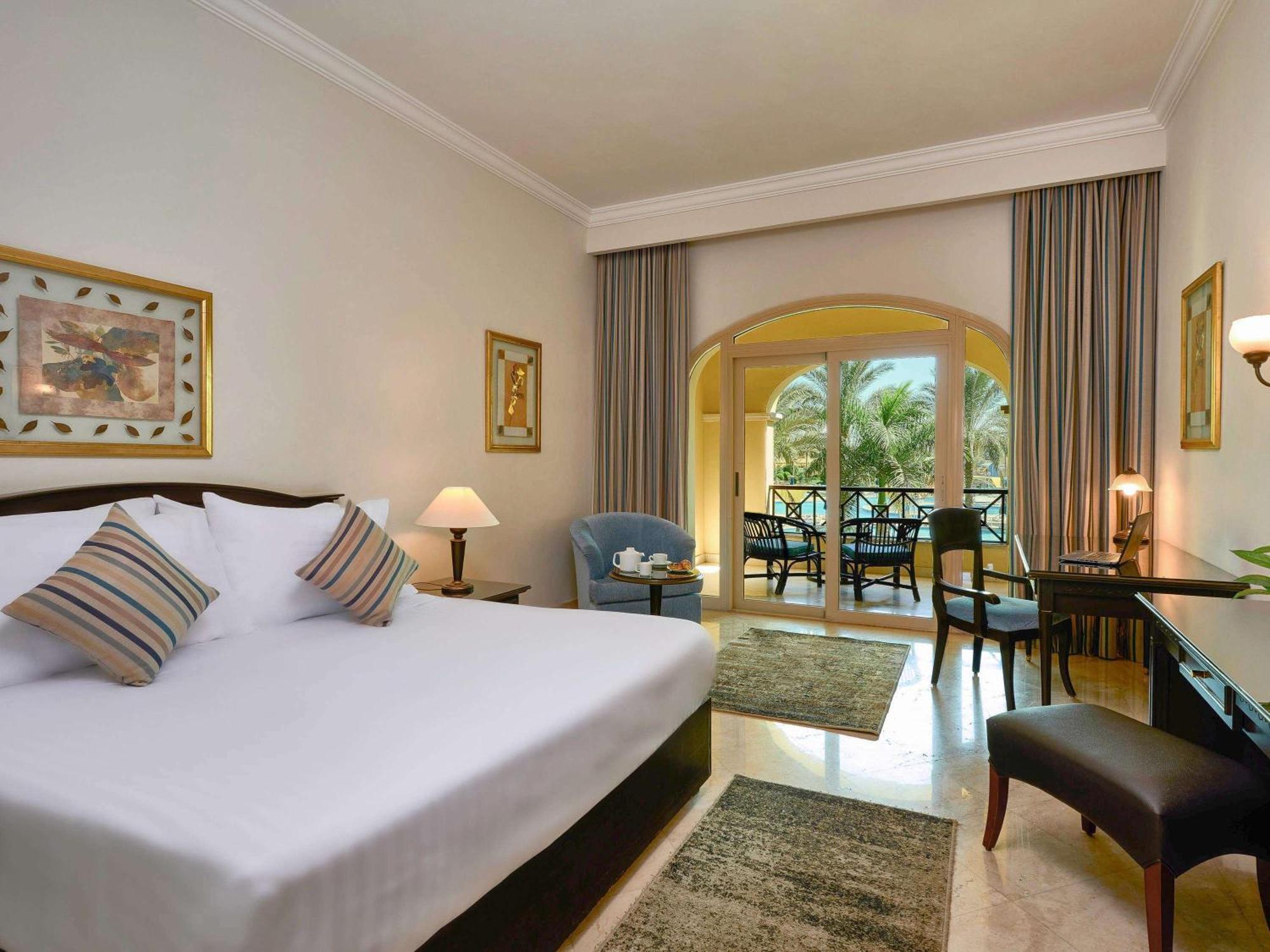 Mövenpick Hotel Cairo - Media City Giza Exteriör bild A room at the hotel