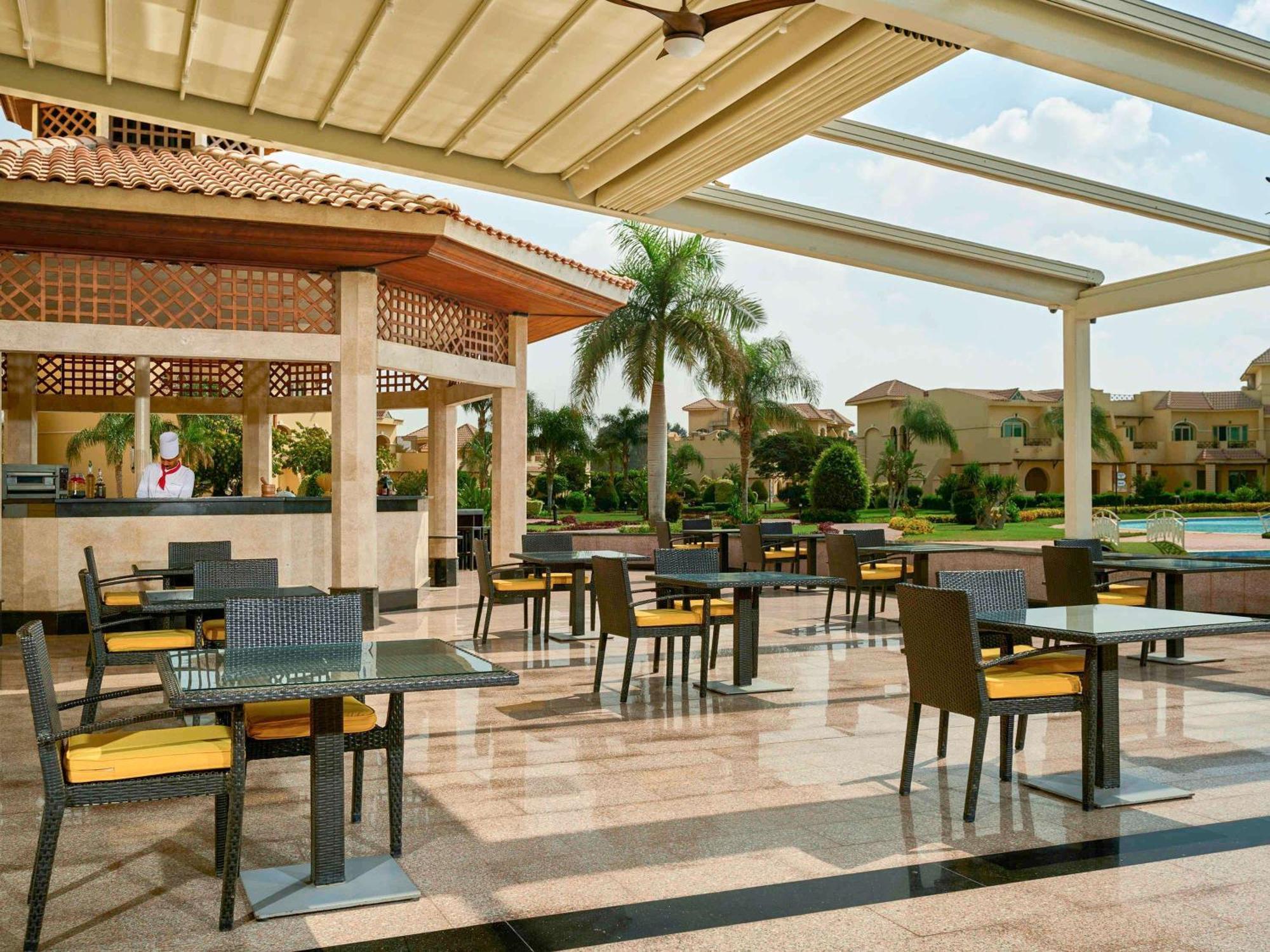 Mövenpick Hotel Cairo - Media City Giza Exteriör bild The poolside bar at the Hilton Luxor